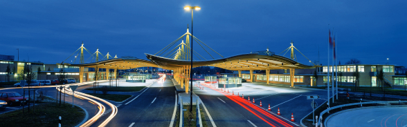 Un passaggio di frontiera in autostrada di notte